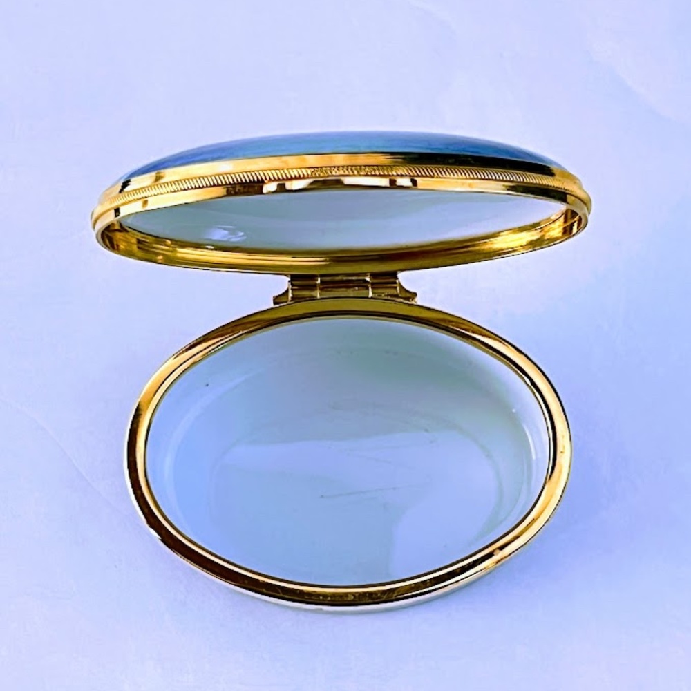 Staffordshire Enamels Pill Box - Picture 15 of 16